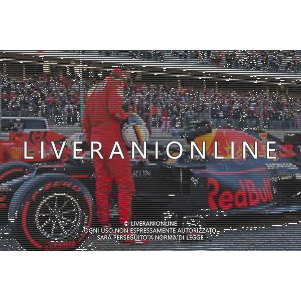 Sebastian Vettel (GER) Ferrari SF90 looks at the Red Bull Racing RB15 in qualifying parc ferme. 02.11.2019. Formula 1 World Championship, Rd 19, United States Grand Prix, Austin, Texas, USA, Qualifying Day. @/AGENZIA ALDO LIVERANI Sas - ITALY ONLY EDITORIAL USE ONLY - - GP F1 USA PROVE UFFICIALI QUALIFICHE AUSTIN 02.11.2019
