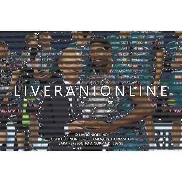 Volley Supercoppa Maschile Civitanova Marche, Italia 02/11/2019 Finale - Sir Safety Perugia vs Modena Volley Nella foto: wilfredo leon venero (n.9 schiacciatore sir safety conad perugia) premiato come miglior giocatore della del monte super coppa 2019 foto loris cerqueglini-aessio marini-ag aldo liverani sas