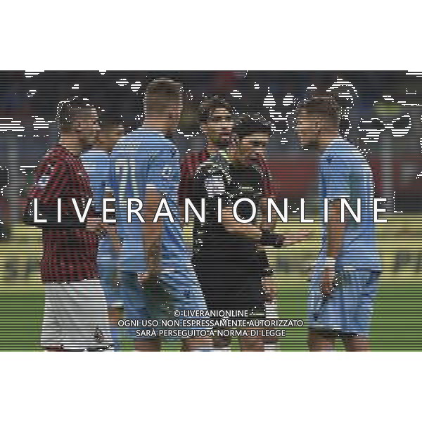 le squadre protestano con l’arbitro Calvarese Milan vs Lazio Campionato Serie A TIM - 11° giornata Milano 3-11-2019 Stadio Giuseppe Meazza - San Siro foto Roberto Garavaglia - ag. Aldo Liverani sas