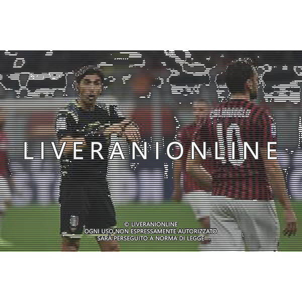 l’arbitro Calvarese indica a Calhanoglu che la palla non e’ entrata in porta in quanto non segnalato dalla gol line technology Milan vs Lazio Campionato Serie A TIM - 11° giornata Milano 3-11-2019 Stadio Giuseppe Meazza - San Siro foto Roberto Garavaglia - ag. Aldo Liverani sas