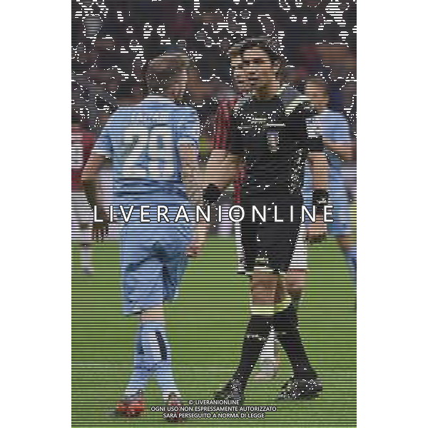 l’arbitro Gianpaolo Calvarese di Teramo DX discute con Manuel Lazzari (Lazio) SX Milan vs Lazio Campionato Serie A TIM - 11° giornata Milano 3-11-2019 Stadio Giuseppe Meazza - San Siro foto Roberto Garavaglia - ag. Aldo Liverani sas