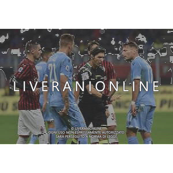 l’arbitro Gianpaolo Calvarese di Teramo DX discute con Manuel Lazzari (Lazio) SX Milan vs Lazio Campionato Serie A TIM - 11° giornata Milano 3-11-2019 Stadio Giuseppe Meazza - San Siro foto Roberto Garavaglia - ag. Aldo Liverani sas