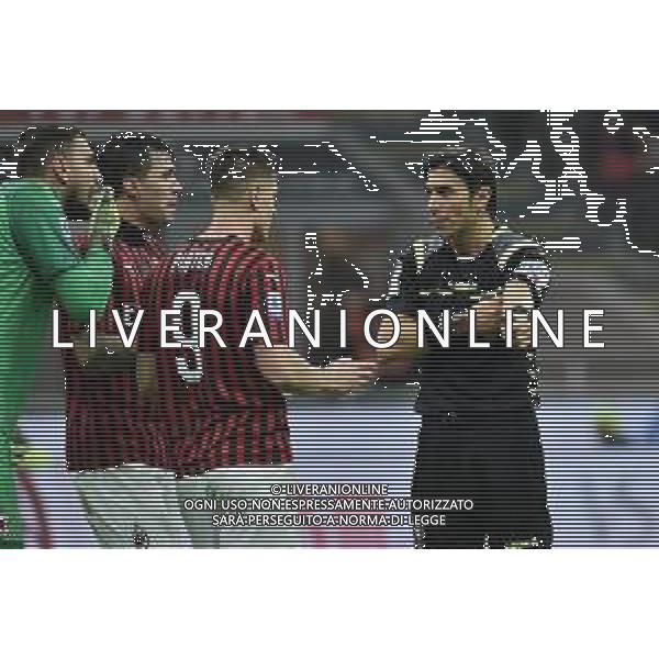 i giocatori del Milan protestano con l’arbitro Gianpaolo Calvarese di Teramo Milan vs Lazio Campionato Serie A TIM - 11° giornata Milano 3-11-2019 Stadio Giuseppe Meazza - San Siro foto Roberto Garavaglia - ag. Aldo Liverani sas