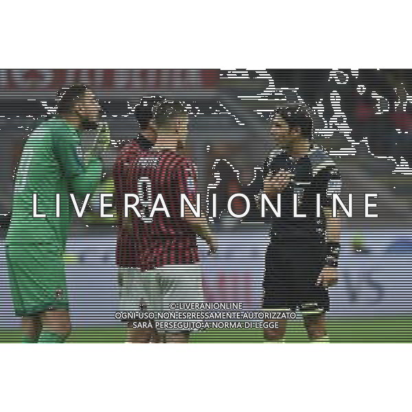 i giocatori del Milan protestano con l’arbitro Gianpaolo Calvarese di Teramo Milan vs Lazio Campionato Serie A TIM - 11° giornata Milano 3-11-2019 Stadio Giuseppe Meazza - San Siro foto Roberto Garavaglia - ag. Aldo Liverani sas