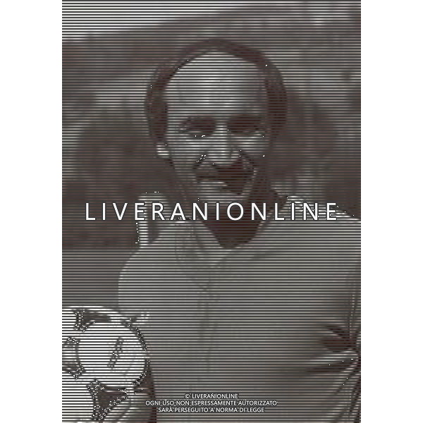 RETROSPETTIVA VALENTE PELLEGRINO CALCIATORE NELLA FOTO VALENTE PELLEGRINO CON LA MAGLIA DELL\'AVELLINO CALCIO AG ALDO LIVERANI SAS