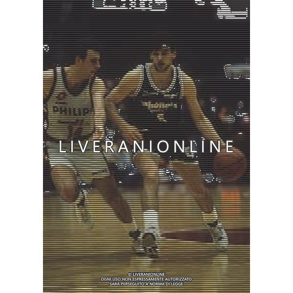 RETROSPETTIVA PIERO MONTECCHI BASKET NELLA FOTO PIERO MONTECCHI CON LA MAGLIA DELLA PHILIPS MILANO E FERNANDO GENTILE AG ALDO LIVERANI SAS