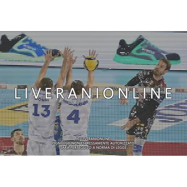 Campionato Italiano di Volley Superlega Serie A 2019/2020 Civitanova, Italia 07/11/2019 Cucine Lube Civitanova vs Top Volley Latina Nella foto: Schiacciata Kovar Jiri (Cucine Lube Civitanova) Muro Van Garderen Maarten (Top Volley Latina) Rossi Andrea (Top Volley Latina) FOTO ROBERTO BARTOMEOLI-ALESSIO MARINI-AG ALDO LIVERANI SAS