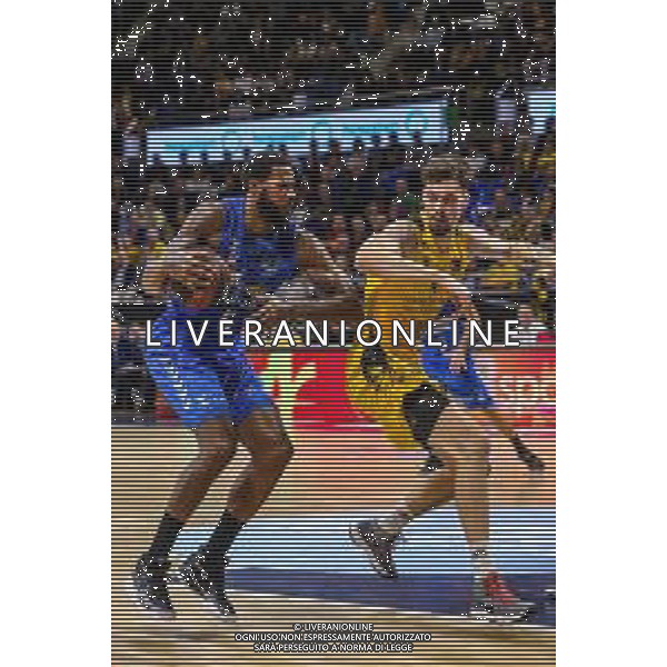 Basket Internazionali Tenerife, Italia 09/11/2019 Iberostar Tenerife vs San Pablo Burgos Nella foto: Earl Clark (San Pablo Burgos) in attacco marcato da Alex Suarez (Iberostar Tenerife) FOTO DAVIDE DI LALLA-ALESSIO MARINI-AG ALDO LIVERANI SAS