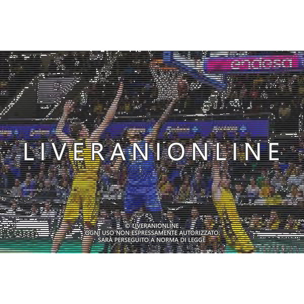 Basket Internazionali Tenerife, Italia 09/11/2019 Iberostar Tenerife vs San Pablo Burgos Nella foto: J. P. Tokoto (San Pablo Burgos) va a canestro ostacolato da Alex Suarez (Iberostar Tenerife) FOTO DAVIDE DI LALLA-ALESSIO MARINI-AG ALDO LIVERANI SAS