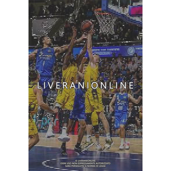 Basket Internazionali Tenerife, Italia 09/11/2019 Iberostar Tenerife vs San Pablo Burgos Nella foto: J. P. Tokoto (San Pablo Burgos) va a canestro ostacolato da Lahaou Konate (Iberostar Tenerife) FOTO DAVIDE DI LALLA-ALESSIO MARINI-AG ALDO LIVERANI SAS