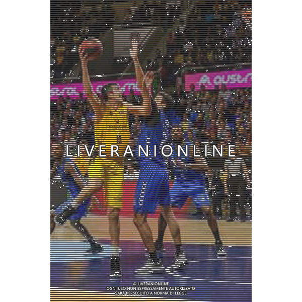Basket Internazionali Tenerife, Italia 09/11/2019 Iberostar Tenerife vs San Pablo Burgos Nella foto: Giorgi Shermadini (Iberostar Tenerife) al tiro ostacolato da Goran Huskic (San Pablo Burgos) FOTO DAVIDE DI LALLA-ALESSIO MARINI-AG ALDO LIVERANI SAS