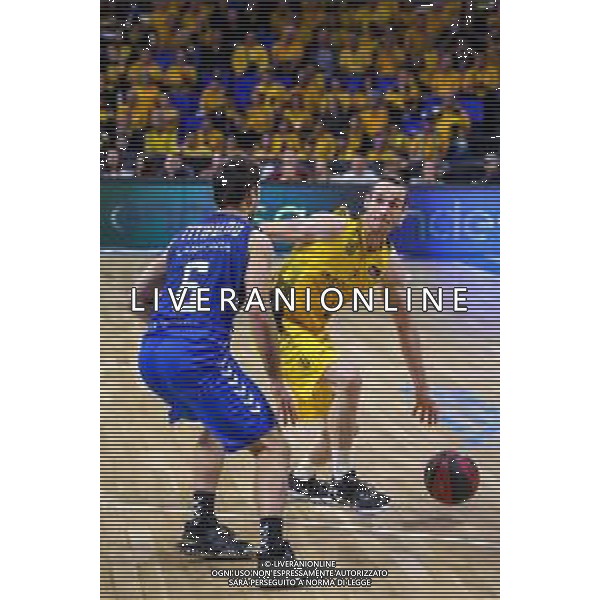 Basket Internazionali Tenerife, Italia 09/11/2019 Iberostar Tenerife vs San Pablo Burgos Nella foto: Marcelinho Huertas (Iberostar Tenerife) in azione marcato da Bruno Fitipaldo (San Pablo Burgos) FOTO DAVIDE DI LALLA-ALESSIO MARINI-AG ALDO LIVERANI SAS