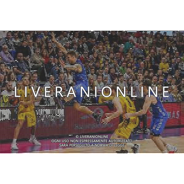 Basket Internazionali Tenerife, Italia 09/11/2019 Iberostar Tenerife vs San Pablo Burgos Nella foto: Alex Lopez (Iberostar Tenerife) ostacolato durante la rimessa in gioco da Javi Vega (San Pablo Burgos) FOTO DAVIDE DI LALLA-ALESSIO MARINI-AG ALDO LIVERANI SAS