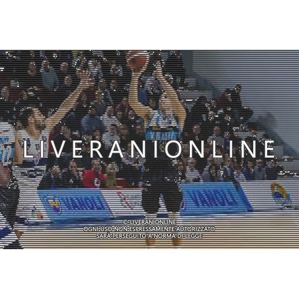 Campionato di Basket Serie A 2019/2020 Cremona, Italia 10/11/2019 Vanoli Basket Cremona-Fortitudo Bologna Nella foto: GIACOMO SANGUINETTI della VANOLI CREMONA al tiro contratstato da ROK STIPCEVIC della POMPEA FORTITUDO BOLOGNA FOTO MATTEO CASONI-ALESSIO MARINI-AG ALDO LIVERAN I SAS