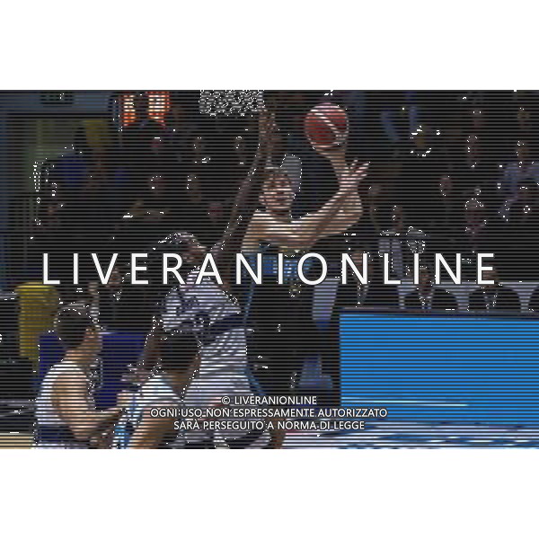 Campionato di Basket Serie A 2019/2020 Cremona, Italia 10/11/2019 Vanoli Basket Cremona-Fortitudo Bologna Nella foto: ETHAN HAPP della VANOLI CREMONA in entrata contro ED DANIEL della POMPEA FORTITUDO BOLOGNA FOTO MATTEO CASONI-ALESSIO MARINI-AG ALDO LIVERAN I SAS