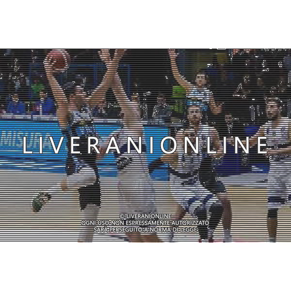 Campionato di Basket Serie A 2019/2020 Cremona, Italia 10/11/2019 Vanoli Basket Cremona-Fortitudo Bologna Nella foto: VOJISLAV STOJANOVIC della VANOLI CREMONA in entrata contro MAARTEN LEUNEN della POMPEA FORTITUDO BOLOGNA FOTO MATTEO CASONI-ALESSIO MARINI-AG ALDO LIVERAN I SAS
