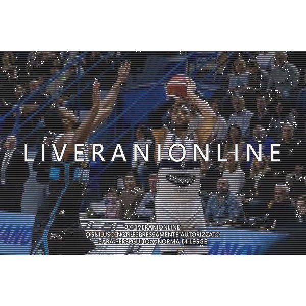 Campionato di Basket Serie A 2019/2020 Cremona, Italia 10/11/2019 Vanoli Basket Cremona-Fortitudo Bologna Nella foto: PIETRO ARADORI della POMPEA FORTITUDO BOLOGNA al tiro contro WESLEY SAUNDERS della VANOLI CREMONA FOTO MATTEO CASONI-ALESSIO MARINI-AG ALDO LIVERAN I SAS