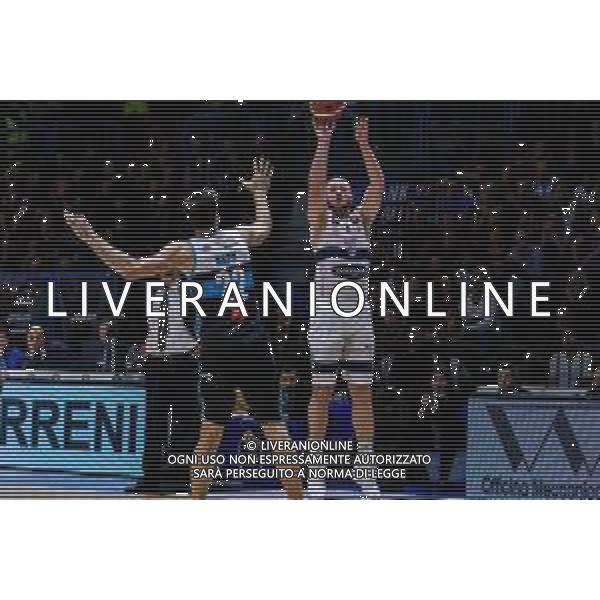 Campionato di Basket Serie A 2019/2020 Cremona, Italia 10/11/2019 Vanoli Basket Cremona-Fortitudo Bologna Nella foto: MAARTEN LEUNEN della POMPEA FORTITUDO BOLOGNA al tiro contro ETHAN HAPP della VANOLI CREMONA FOTO MATTEO CASONI-ALESSIO MARINI-AG ALDO LIVERAN I SAS