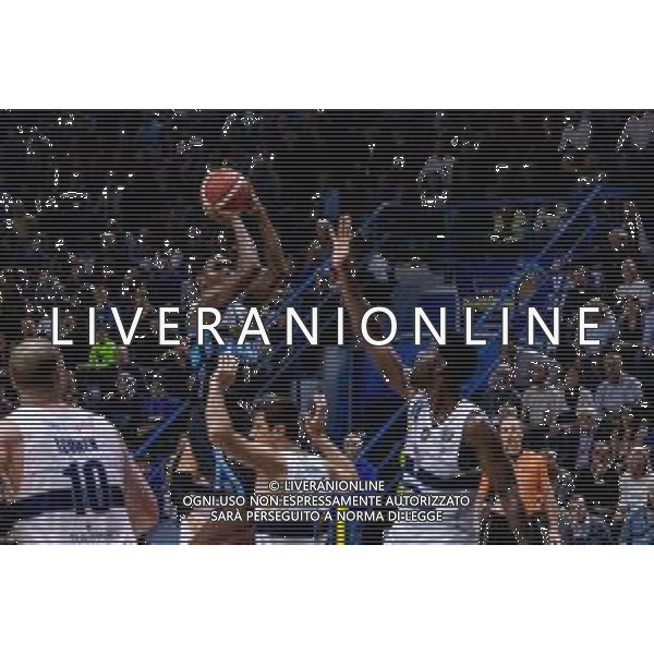 Campionato di Basket Serie A 2019/2020 Cremona, Italia 10/11/2019 Vanoli Basket Cremona-Fortitudo Bologna Nella foto: JORDAN MATHEWS della VANOLI CREMONA al tiro contro HENRY SIMS della POMPEA FORTITUDO BOLOGNA FOTO MATTEO CASONI-ALESSIO MARINI-AG ALDO LIVERAN I SAS