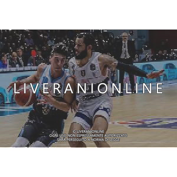Campionato di Basket Serie A 2019/2020 Cremona, Italia 10/11/2019 Vanoli Basket Cremona-Fortitudo Bologna Nella foto: MICHELE RUZZIER della VANOLI CREMONA in entrata contro KASSIUS ROBERTSON della POMPEA FORTITUDO BOLOGNA FOTO MATTEO CASONI-ALESSIO MARINI-AG ALDO LIVERAN I SAS