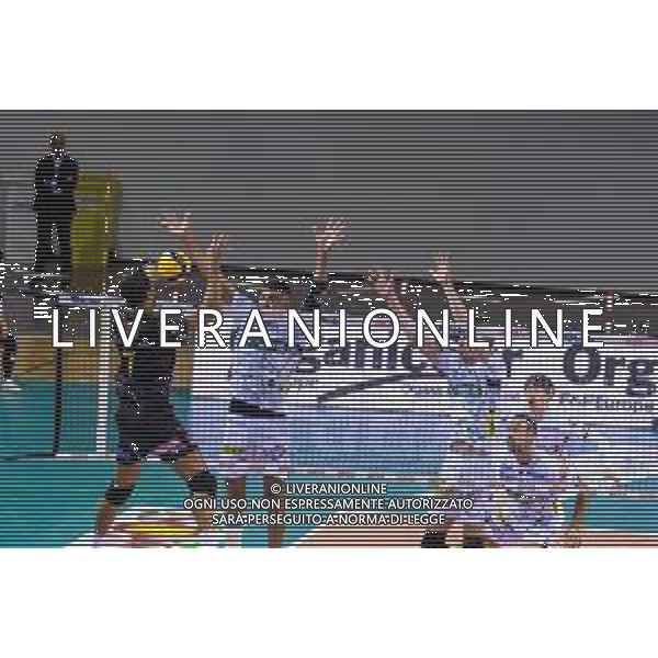 Campionato Italiano di Volley Superlega Serie A 2019/2020 Sora, Italia 10/11/2019 Globo Banca Popolare del Frusinate Sora - Kioene Padova Nella foto: de Barros Ferreira Joao Rafael schiacciatore (Globo Banca Popolare del Frusinate Sora) in blockout FOTO CARLO CAPPUCCITTI-ALESSIO MARINI-AG ALDO LIVERANI SAS