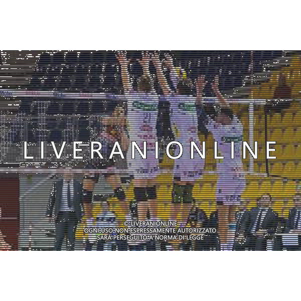 Campionato Italiano di Volley Superlega Serie A 2019/2020 Sora, Italia 10/11/2019 Globo Banca Popolare del Frusinate Sora - Kioene Padova Nella foto: de Barros Ferreira Joao Rafael schiacciatore (Globo Banca Popolare del Frusinate Sora) su muro a 3 di Kioene Padova FOTO CARLO CAPPUCCITTI-ALESSIO MARINI-AG ALDO LIVERANI SAS