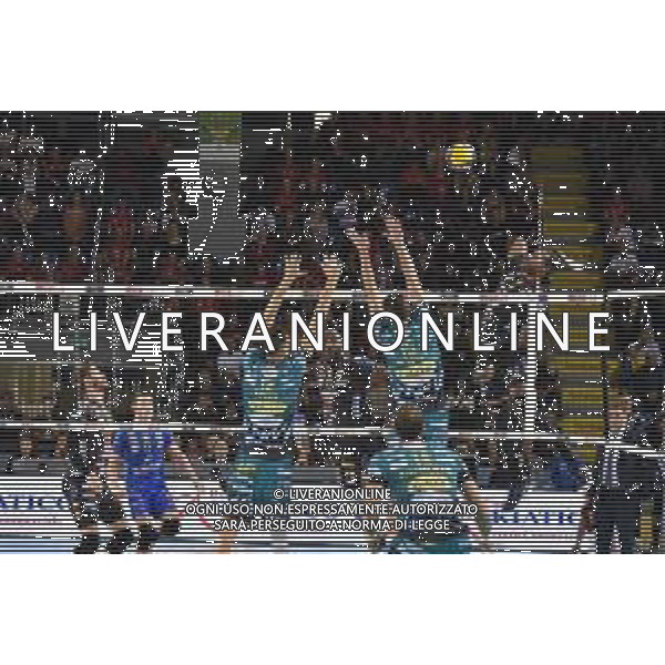 Campionato Italiano di Volley Superlega Serie A 2019/2020 Civitanova, Italia 10/11/2019 Cucine Lube Civitanova vs Sir Safety Conad Perugia Nella foto: Schiacciata Leal Yoandy (Cucine Lube Civitanova) Muro Russo Roberto (Sir Safety Conad Perugia) e De Cecco Luciano (Sir Safety Conad Perugia) FOTO ROBERTO BARTOMEOLI-ALESSIO MARINI-AG ALDO LIVERANI SAS