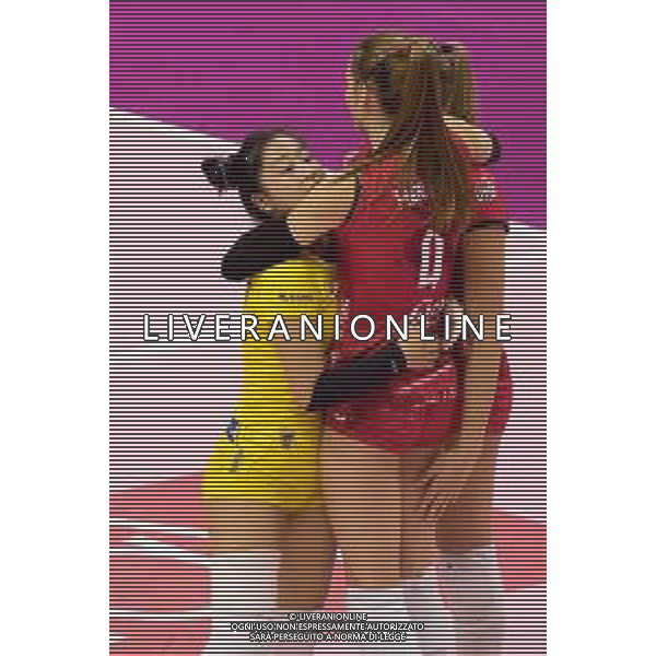 Campionato Italiano di Volley Serie A1 Femminile 2019/2020 Busto Arsizio, Italia 10/11/2019 Unet E-Work Busto Arsizio vs Golden Tulip Volalto 2.0 Caserta Nella foto: abbraccio di Simin Wang, Britt Herbots e Alessia Orro FOTO ELISA CALABRESE-ALESSIO MARINI-AG ALDO LIVERANI SAS