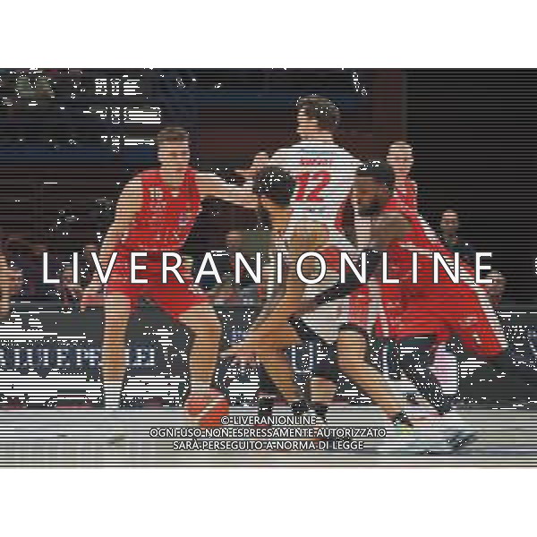 Campionato di Basket Serie A 2019/2020 Milano, Italia 11/11/2019 AX Armani Exchange Olimpia Milano vs OriOra Pistoia Nella foto: Petteway di Pistoia ostacolato da Mack dell’AX Armani Milano foto savino paolella-alessio marini-ag aldo liverani sas