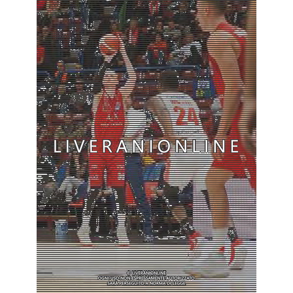 Campionato di Basket Serie A 2019/2020 Milano, Italia 11/11/2019 AX Armani Exchange Olimpia Milano vs OriOra Pistoia Nella foto: White dell’AX Armani Milano tira ostacolato da Wheatle foto savino paolella-alessio marini-ag aldo liverani sas