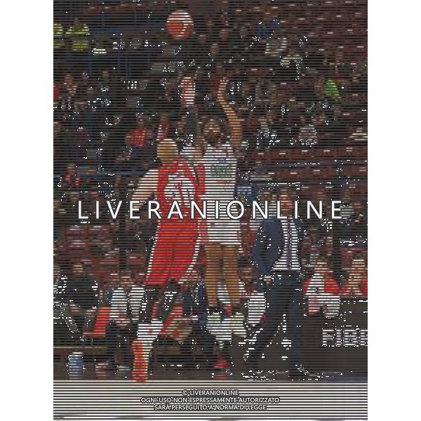 Campionato di Basket Serie A 2019/2020 Milano, Italia 11/11/2019 AX Armani Exchange Olimpia Milano vs OriOra Pistoia Nella foto: Petteway di Pistoia tira ostacolato da White dell’AX Armani Milano foto savino paolella-alessio marini-ag aldo liverani sas