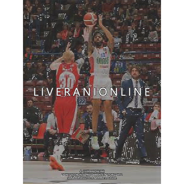 Campionato di Basket Serie A 2019/2020 Milano, Italia 11/11/2019 AX Armani Exchange Olimpia Milano vs OriOra Pistoia Nella foto: Petteway di Pistoia tira ostacolato da White dell’AX Armani Milano foto savino paolella-alessio marini-ag aldo liverani sas
