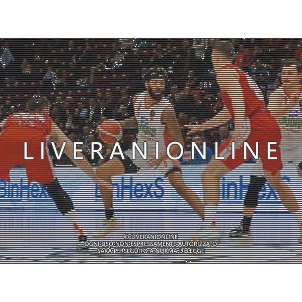 Campionato di Basket Serie A 2019/2020 Milano, Italia 11/11/2019 AX Armani Exchange Olimpia Milano vs OriOra Pistoia Nella foto: Terran Petteway della Oriora Pistoia ostacolato da Kaleb Tarczewski della AX Armani Olimpia Milano foto savino paolella-alessio marini-ag aldo liverani sas