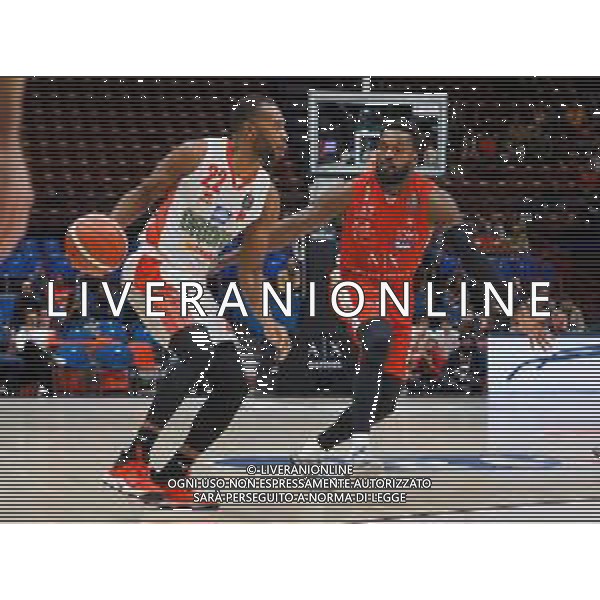 Campionato di Basket Serie A 2019/2020 Milano, Italia 11/11/2019 AX Armani Exchange Olimpia Milano vs OriOra Pistoia Nella foto: Dowdell della Oriora Pistoia ostacolato da Shelvin Mack della AX Armani Olimpia Milano foto savino paolella-alessio marini-ag aldo liverani sas