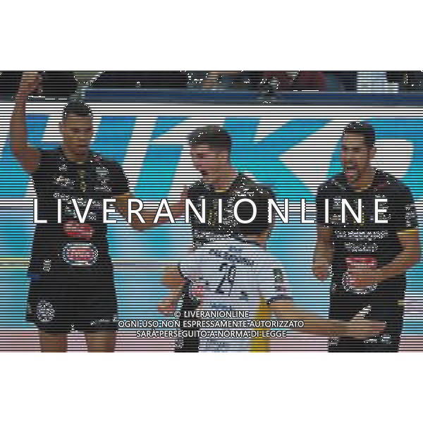 Campionato Italiano di Volley Superlega Serie A 2019/2020 Verona, Italia 13/11/2019 Calzedonia Verona - Cucine Lube Civitanova Nella foto: Esultanza Calzedonia Verona con Stephen Boyer (9) Calzedonia Verona - Luca Spirito (13) Calzedonia Verona - Garrett Muagututia (18) Calzedonia Verona FOTO ROBERTO TOMMASINI-ALESSIO MARINI-AG ALDO LIVERANI SAS