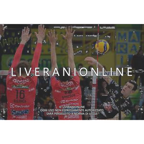 Campionato Italiano di Volley Superlega Serie A 2019/2020 Verona, Italia 13/11/2019 Calzedonia Verona - Cucine Lube Civitanova Nella foto: Attacco di Asparuh Asparuhow (8) Calzedonia Verona. FOTO ROBERTO TOMMASINI-ALESSIO MARINI-AG ALDO LIVERANI SAS