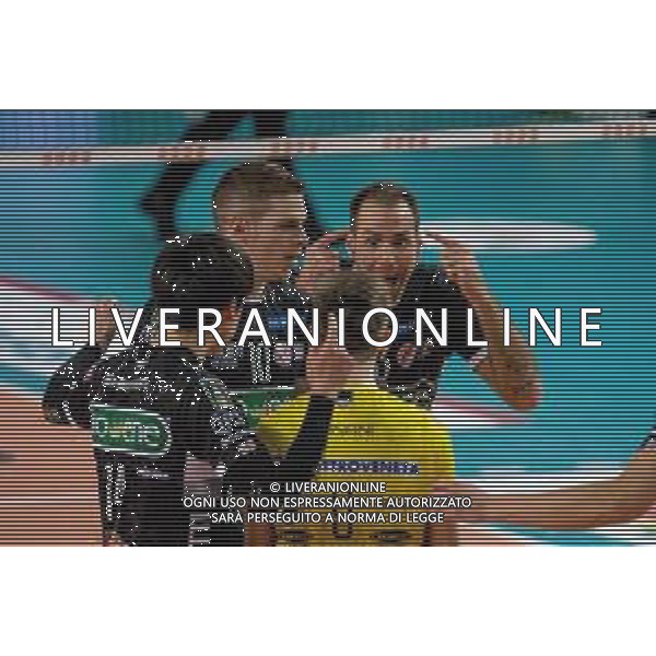 Campionato Italiano di Volley Superlega Serie A 2019/2020 Padova, Italia 14/11/2019 Kioene Padova vs Sir Safety Conad Perugia Nella foto: Dragan Travica (Padova) esulta con la squadra FOTO ETTORE GRIFFONI-ALESSIO MARINI-AG ALDO LIVERANI SAS