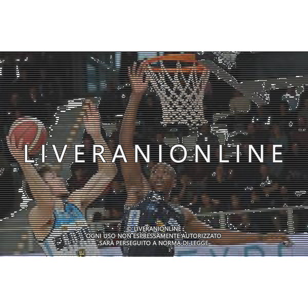 Campionato di Basket Serie A Trento, Italia 17/11/2019 Dolomiti Energia Basket Trentino-Vanoli Basket Cremona Nella foto: Lotta sotto canestro tra Justin Knox (13) Dolomiti Energia Trento e Giacomo Sanguinetti (5) Vanoli Basket Cremona Vanoli Basket Cremona FOTO ROBERTO TOMMASINI-ALESSIO MARINI-AG ALDO LIVERANI SAS