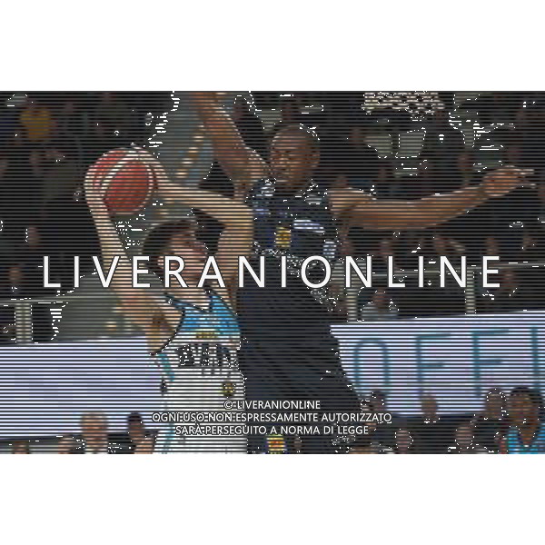 Campionato di Basket Serie A Trento, Italia 17/11/2019 Dolomiti Energia Basket Trentino-Vanoli Basket Cremona Nella foto: Lotta a rimbalzo con Justin Knox (13) Dolomiti Energia Trentino e Giacomo Sanguinetti (5) Vanoli Basket Cremona Vanoli Basket Cremona FOTO ROBERTO TOMMASINI-ALESSIO MARINI-AG ALDO LIVERANI SAS