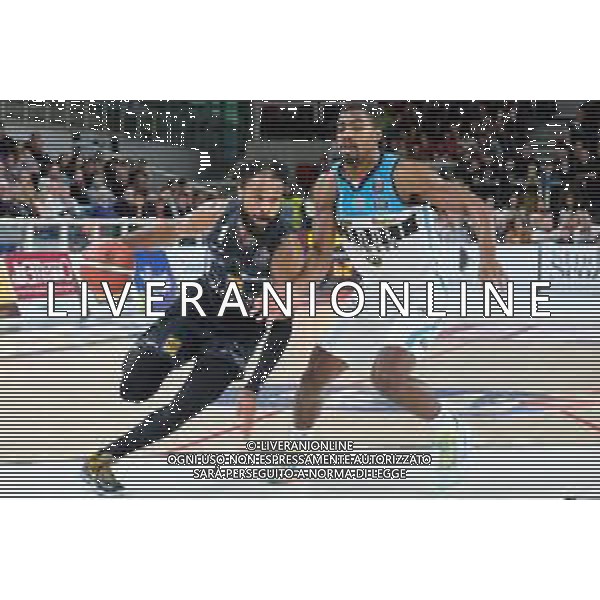 Campionato di Basket Serie A Trento, Italia 17/11/2019 Dolomiti Energia Basket Trentino vs Vanoli Basket Cremona Nella foto: James Blackmon (1) Dolomiti Energia Trentino contrastato da Jordan Mathews (2) Vanoli Basket Cremona FOTO ROBERTO TOMMASINI-ALESSIO MARINI-AG ALDO LIVERANI SAS