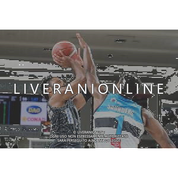 Campionato di Basket Serie A Trento, Italia 17/11/2019 Dolomiti Energia Basket Trentino vs Vanoli Basket Cremona Nella foto: Tiro in sospensione per James Blackmon (1) Dolomiti Energia Trentino FOTO ROBERTO TOMMASINI-ALESSIO MARINI-AG ALDO LIVERANI SAS