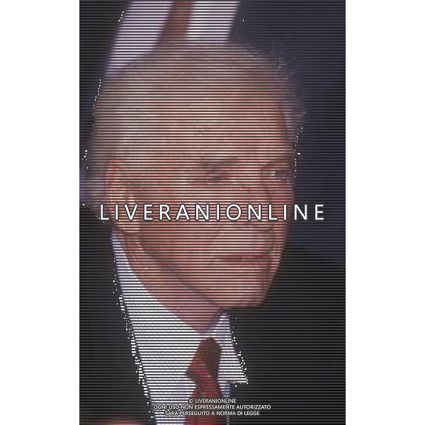 RETROSPETTIVA BURT LANCASTER ATTORE NELLA FOTO BURT LANCASTER A MILANO PALAZZO MARINO NELL\'INCONTRO CON IL SINDACO DI MILANO PAOLO PILLITTERI NELL\'ANNO 1988 AG ALDO LIVERANI SAS