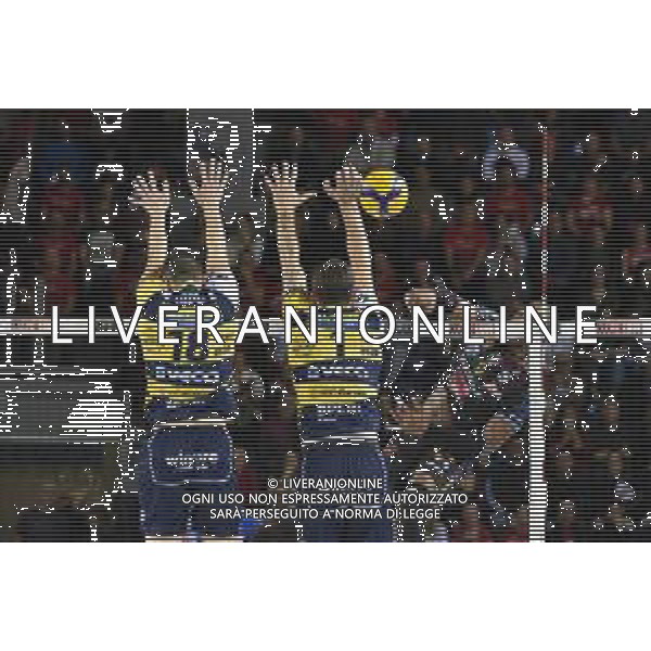 Campionato Italiano di Volley Superlega Serie A 2019/2020 Civitanova, Italia 17/11/2019 Cucine Lube Civitanova - Leo Shoes Modena Nella foto: Schiacciata Leal Yoandy (Cucine Lube Civitanova) Muro Mazzone Daniele (Leo Shoes Modena) Anderson Matthew (Leo Shoes Modena) FOTO ROBERTO BARTOMEOLI-ALESSIO MARINI-AG ALDO LIVERANI SAS