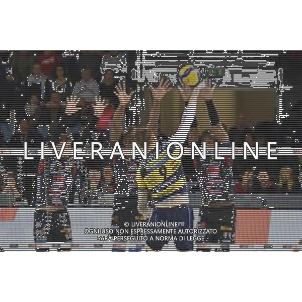 Campionato Italiano di Volley Superlega Serie A 2019/2020 Civitanova, Italia 17/11/2019 Cucine Lube Civitanova - Leo Shoes Modena Nella foto: Schiacciata Zaytsev Ivan (Leo Shoes Modena) Muro Leal Yoandy (Cucine Lube Civitanova) Massari Jacopo (Cucine Lube Civitanova) Mossa De Rezende Bruno (Cucine Lube Civitanova) FOTO ROBERTO BARTOMEOLI-ALESSIO MARINI-AG ALDO LIVERANI SAS