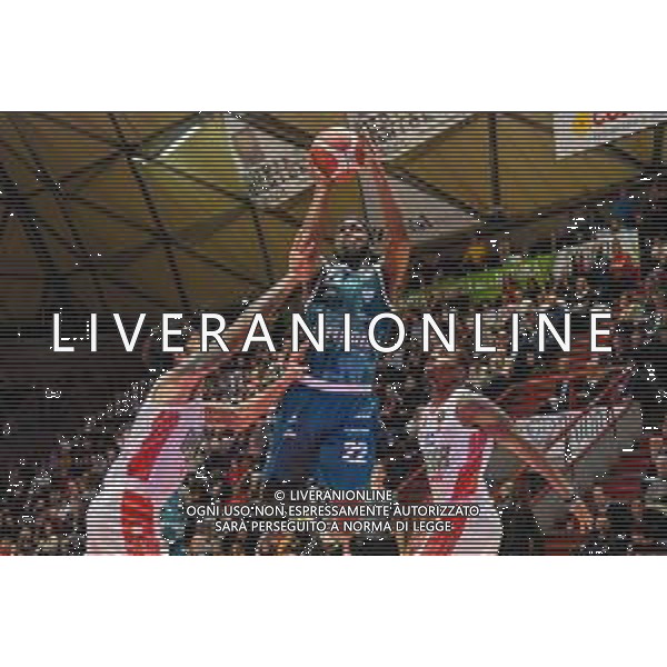 Campionato di Basket Serie A 2019/2020 Pistoia, Italia 17/11/2019 OriOra Pistoia vs Acqua S. Bernardo Cantu Nella foto: Jason Brunell (C) vola a canestro tra Terran Petteway (P) e Carl Wheatle FOTO FABIO FAGIOLINI-ALESSIO MARINI-AG ALDO LIVERANI SAS