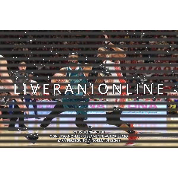 Campionato di Basket Serie A 2019/2020 Pistoia, Italia 17/11/2019 OriOra Pistoia vs Acqua S. Bernardo Cantu Nella foto: Corban Collins (C) cerca di sfondare la diga di Carl Wheatle (P) FOTO FABIO FAGIOLINI-ALESSIO MARINI-AG ALDO LIVERANI SAS