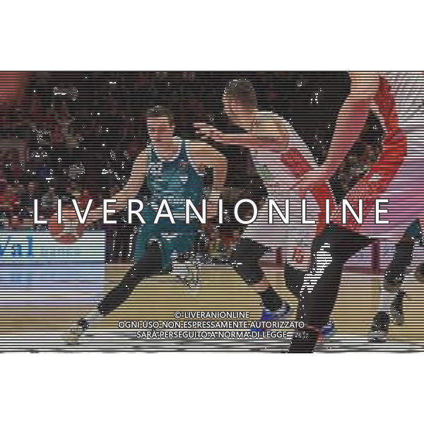 Campionato di Basket Serie A 2019/2020 Pistoia, Italia 17/11/2019 OriOra Pistoia vs Acqua S. Bernardo Cantu Nella foto: Andrea Pecchia (C) cerca di andare a canestro e superare Aristide Landi (P) FOTO FABIO FAGIOLINI-ALESSIO MARINI-AG ALDO LIVERANI SAS