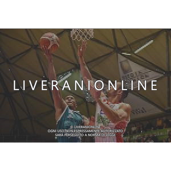 Campionato di Basket Serie A 2019/2020 Pistoia, Italia 17/11/2019 OriOra Pistoia vs Acqua S. Bernardo Cantu Nella foto: Wes Clark (C) va a canestro su Jean Salumu (P) FOTO FABIO FAGIOLINI-ALESSIO MARINI-AG ALDO LIVERANI SAS