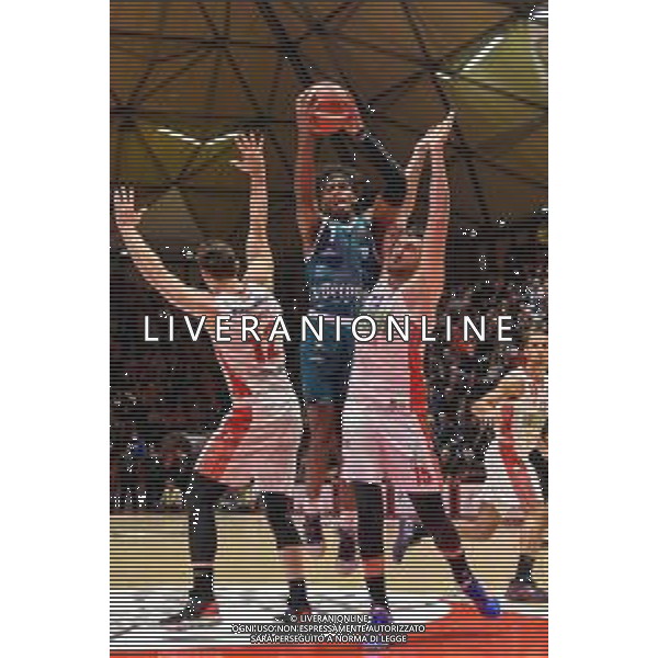 Campionato di Basket Serie A 2019/2020 Pistoia, Italia 17/11/2019 OriOra Pistoia vs Acqua S. Bernardo Cantu Nella foto: Cameron Young (C) si fa strada tra Angus Brandt (P) e Aristide Landi (P) FOTO FABIO FAGIOLINI-ALESSIO MARINI-AG ALDO LIVERANI SAS