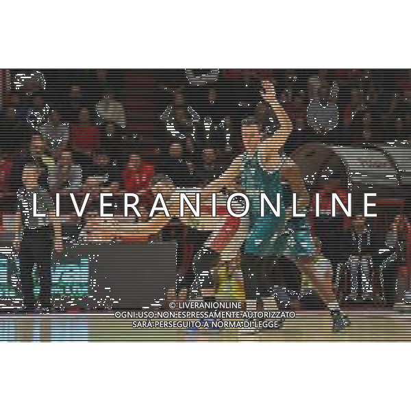 Campionato di Basket Serie A 2019/2020 Pistoia, Italia 17/11/2019 OriOra Pistoia vs Acqua S. Bernardo Cantu Nella foto: Aristide Landi (P) protegge palla su Andrea Pecchia (C) FOTO FABIO FAGIOLINI-ALESSIO MARINI-AG ALDO LIVERANI SAS